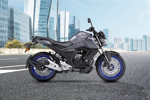 "Yamaha FZ-S Fi Hybrid 2025 Racing Blue कलर में, स्टाइलिश डिज़ाइन और LED हेडलाइट के साथ"