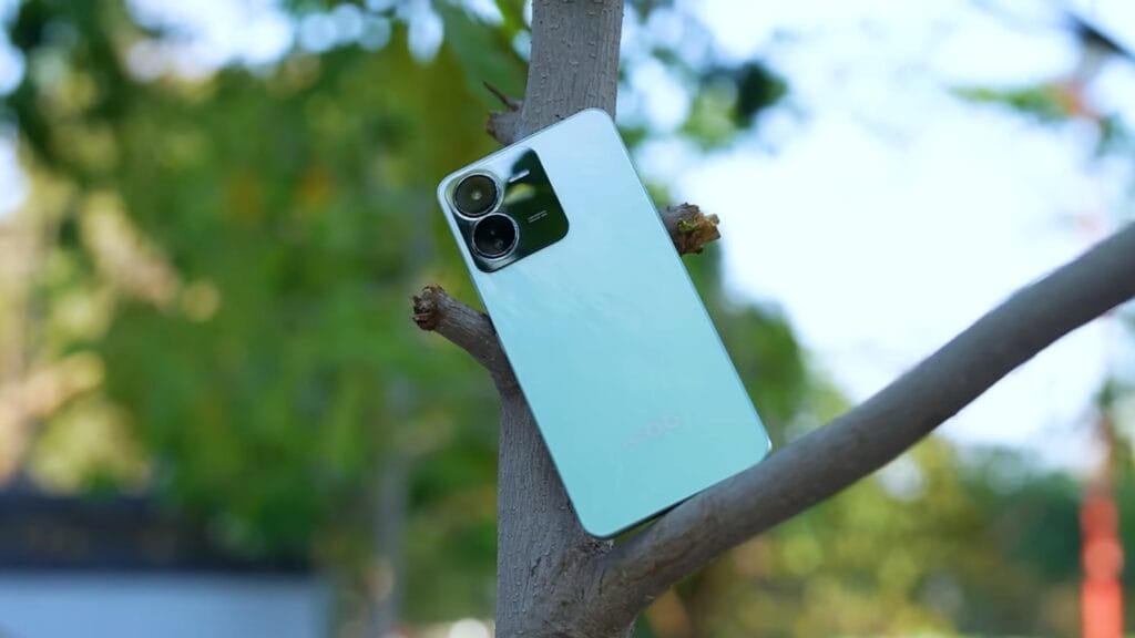 Best iQOO Phone Under 20000 “iQOO Z9 5G स्मार्टफोन, बैक कवर व फ्रंट स्क्रीन दिखाते हुए, शक्तिशाली डिज़ाइन के साथ”