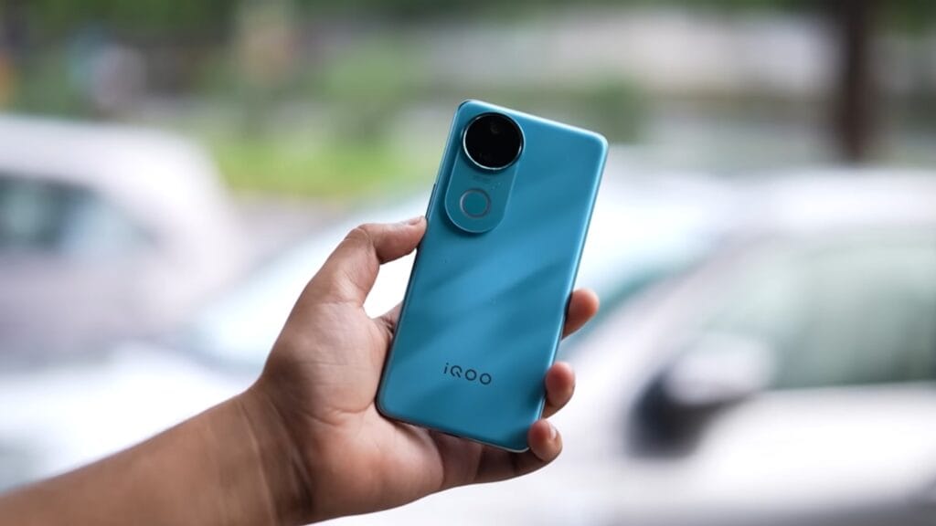 iQOO Z10R – Sleek Look with High-Speed Performance